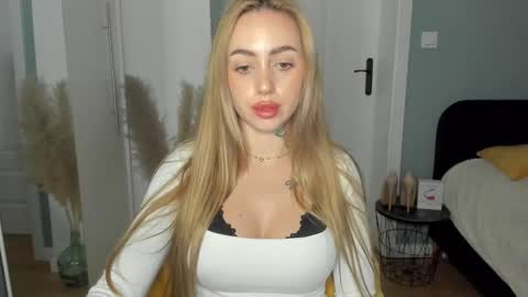 C o r a l i e online show from 05-13-26, 02:03