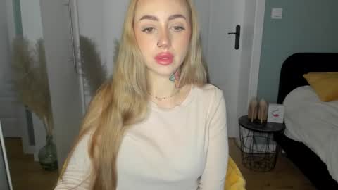 C o r a l i e online show from 05-18-26, 06:30