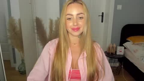 C o r a l i e online show from 05-29-26, 02:26