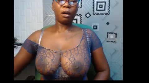 Snapshot of sexy_pearl12 chatting on 01-03-25, 06:33 zoe online show from 01-03-25, 06:33