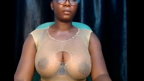 Snapshot of sexy_pearl12 chatting on 03-11-25, 06:30 zoe online show from 03-11-25, 06:30