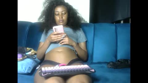 Snapshot of sexy_pigeon chatting on 05-18-26, 12:18 sexy pigeon online show from 05-18-26, 12:18