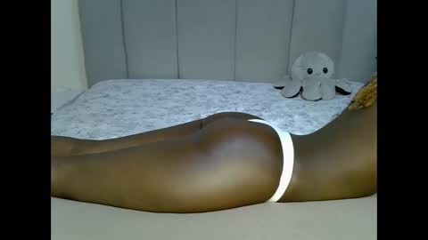 Snapshot of sexy_siren_ chatting on 05-08-26, 10:04 Valentine online show from 05-08-26, 10:04