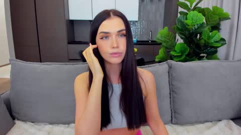 Snapshot of sexyangeloux chatting on 02-08-25, 08:53 Lou online show from 02-08-25, 08:53