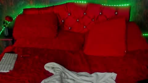 Snapshot of sexylaurita4u chatting on 12-14-24, 06:41 laura online show from 12-14-24, 06:41