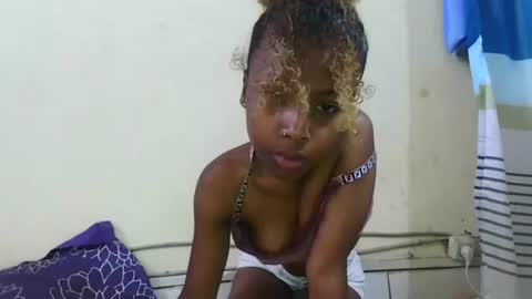 Snapshot of sexylittlebitch261 chatting on 04-28-26, 07:02 Elania online show from 04-28-26, 07:02