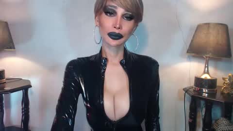 Snapshot of sexylusty2258 chatting on 04-29-26, 02:48 Queen Sofia online show from 04-29-26, 02:48