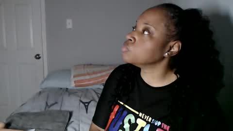 Snapshot of sexymona1218 chatting on 10-27-25, 08:29 SexyMona online show from 10-27-25, 08:29