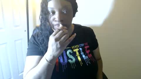 Snapshot of sexymona1218 chatting on 04-22-26, 07:44 SexyMona online show from 04-22-26, 07:44