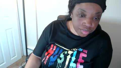 Snapshot of sexymona1218 chatting on 05-14-26, 08:32 SexyMona online show from 05-14-26, 08:32