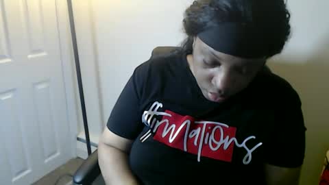 Snapshot of sexymona1218 chatting on 05-21-26, 07:37 SexyMona online show from 05-21-26, 07:37