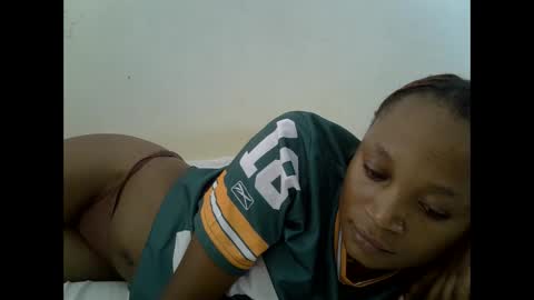 Snapshot of sexypetite4 chatting on 09-24-25, 07:12 SHARON online show from 09-24-25, 07:12
