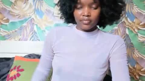 Snapshot of sexypetite_lee chatting on 02-17-26, 01:51 Lee online show from 02-17-26, 01:51