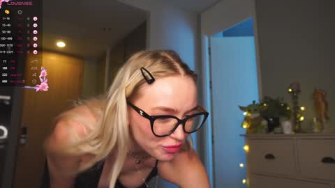 Sindy and Nancy  Next stream 1 December  online show from 01-22-25, 05:48