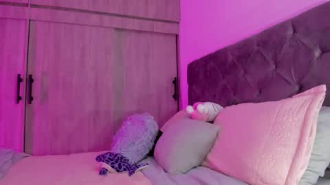 Shaina Vasquez online show from 06-01-26, 05:42