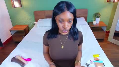 Snapshot of shamira_moore chatting on 12-20-25, 06:37 Catalina online show from 12-20-25, 06:37