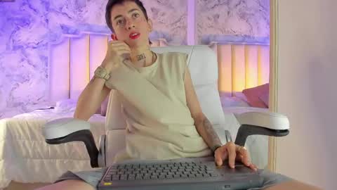 Snapshot of shantal_thompson21 chatting on 05-16-26, 04:09 Shantal online show from 05-16-26, 04:09