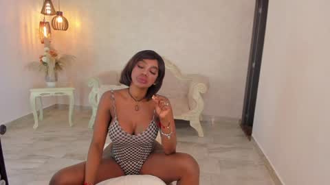Snapshot of shantallknowless chatting on 01-27-25, 12:48 ShantallKnowles online show from 01-27-25, 12:48
