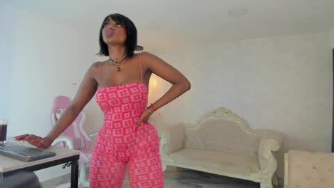 Snapshot of shantallknowless chatting on 02-05-25, 01:33 ShantallKnowles online show from 02-05-25, 01:33