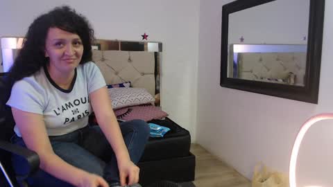 Snapshot of sharlotte__jones chatting on 01-04-25, 08:27 Sara online show from 01-04-25, 08:27