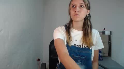 Snapshot of sharlotte__jones chatting on 02-27-25, 02:00 Sara online show from 02-27-25, 02:00