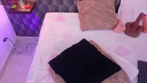 Snapshot of sharomross chatting on 01-18-25, 09:45 Sharom online show from 01-18-25, 09:45