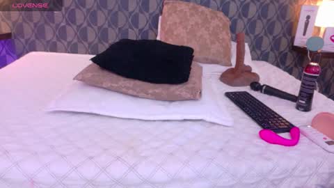 Snapshot of sharomross chatting on 01-23-25, 11:26 Sharom online show from 01-23-25, 11:26