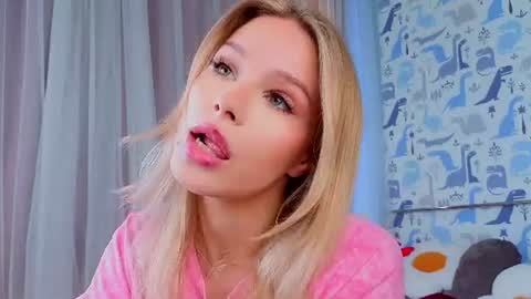 Snapshot of sheliamuyres chatting on 06-22-26, 02:13 Lina online show from 06-22-26, 02:13