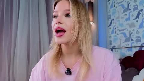 Snapshot of sheliamuyres chatting on 06-23-26, 01:47 Lina online show from 06-23-26, 01:47