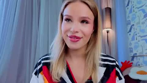 Snapshot of sheliamuyres chatting on 06-24-26, 01:48 Lina online show from 06-24-26, 01:48
