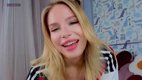 Snapshot of sheliamuyres chatting on 06-29-26, 01:56 Lina online show from 06-29-26, 01:56