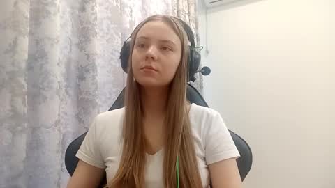 Snapshot of sherrylkeep chatting on 12-21-25, 06:09 Lisa online show from 12-21-25, 06:09