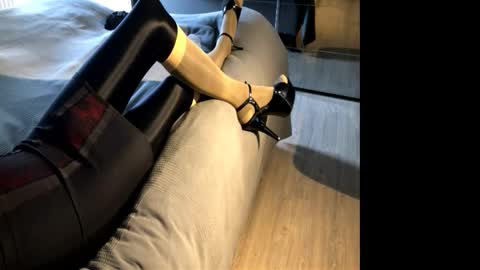 Snapshot of shiny_layered_doll chatting on 03-01-26, 02:30 Pantyhose-Doll online show from 03-01-26, 02:30