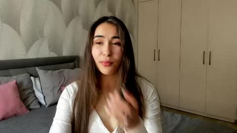 Snapshot of shy_bambiii chatting on 05-09-26, 04:39 Mika online show from 05-09-26, 04:39
