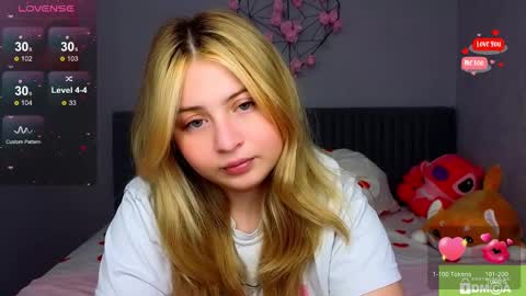 Snapshot of shy_blondiee chatting on 12-10-24, 11:40 Molly online show from 12-10-24, 11:40