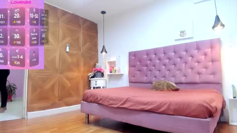 Snapshot of sienna_glow chatting on 09-19-25, 12:17 sienna_glow online show from 09-19-25, 12:17