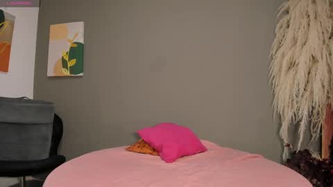 Snapshot of sienna_glow chatting on 10-09-25, 12:36 sienna_glow online show from 10-09-25, 12:36