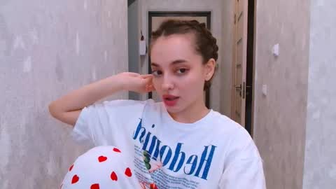 Snapshot of siennamia chatting on 05-14-26, 01:07 Sienna Mia online show from 05-14-26, 01:07