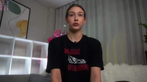 Snapshot of signehinz chatting on 09-28-25, 11:48 Eva online show from 09-28-25, 11:48