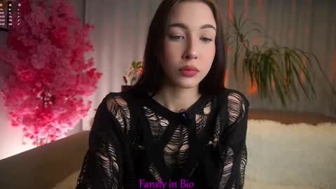 Snapshot of signehinz chatting on 10-13-25, 11:43 Eva online show from 10-13-25, 11:43