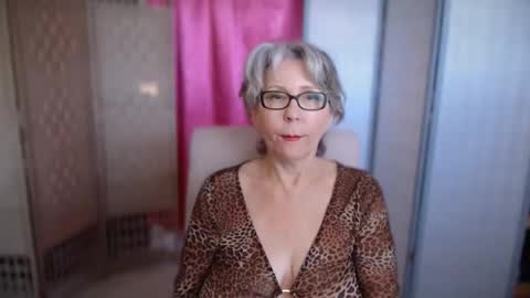 Snapshot of silky_petra2 chatting on 10-31-25, 12:00 petra daniels online show from 10-31-25, 12:00