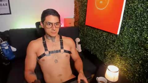 Snapshot of simon_cortes chatting on 07-25-26, 11:19 Simon Cortes online show from 07-25-26, 11:19