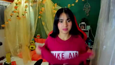 Snapshot of simone_simpson chatting on 12-20-24, 06:40 Simon Simpson          Modelo Independiente online show from 12-20-24, 06:40