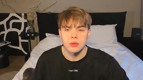 Snapshot of simonwnl chatting on 12-17-25, 09:04 Simon online show from 12-17-25, 09:04