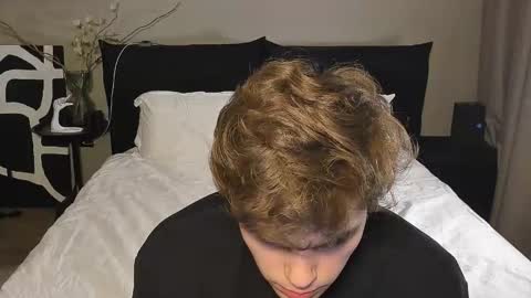 Snapshot of simonwnl chatting on 12-18-25, 06:03 Simon online show from 12-18-25, 06:03