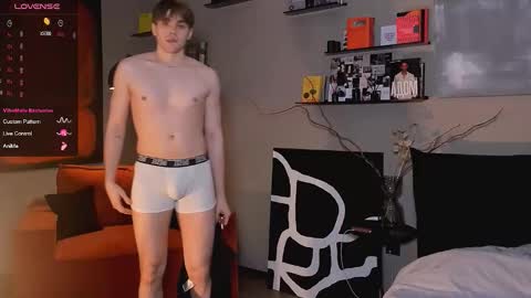 Snapshot of simonwnl chatting on 01-06-26, 09:39 Simon online show from 01-06-26, 09:39