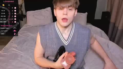 Snapshot of simonwnl chatting on 01-07-26, 07:05 Simon online show from 01-07-26, 07:05