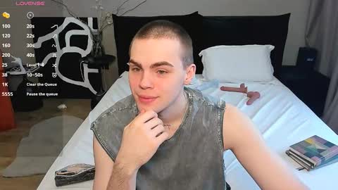 Snapshot of simonwnl chatting on 02-13-26, 07:59 Simon online show from 02-13-26, 07:59