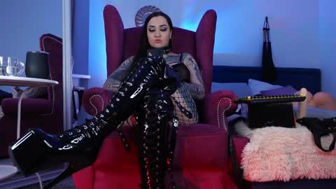 Snapshot of sindeleros chatting on 02-03-25, 02:24 Ms. Sindel online show from 02-03-25, 02:24