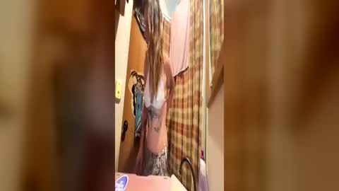 Snapshot of sinderleeisagoodgirl chatting on 06-28-26, 06:19 sinderleeisagoodgirl online show from 06-28-26, 06:19